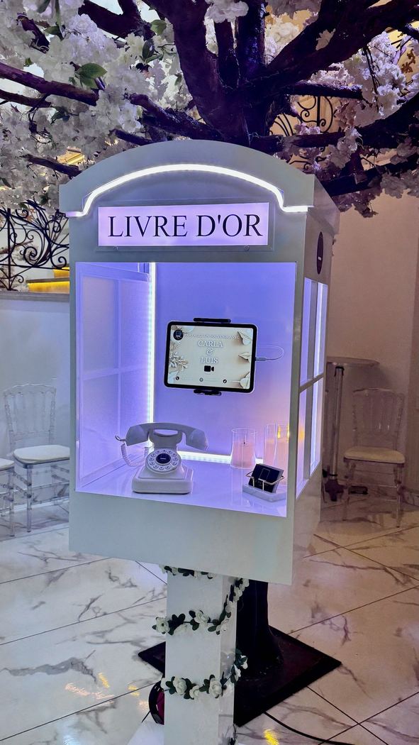 Livre d’or vidéo avec tablette et téléphone dans une cabine lumineuse