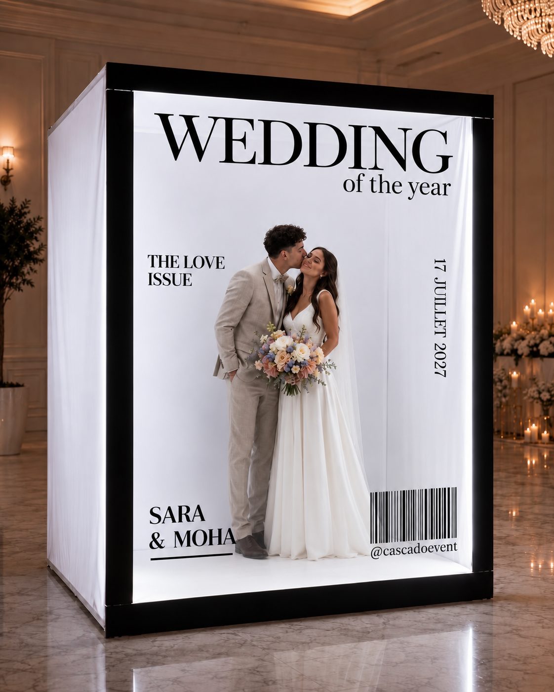 Magazine Box Cascado Event : couple de mariés posant dans une couverture de magazine « Wedding of the year » personnalisée avec leurs prénoms et la date du mariage