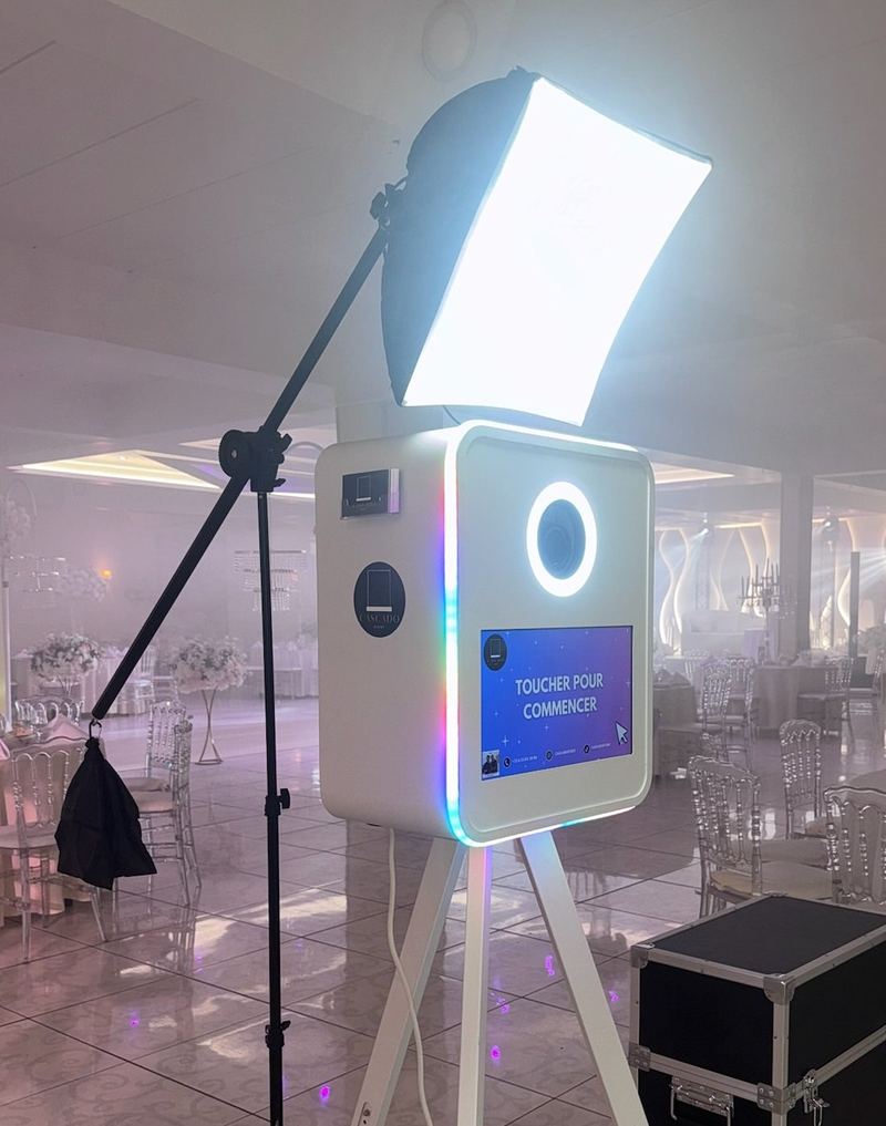 Borne photobooth éclairée dans une salle de réception